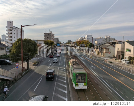 国道1号線の中心を走る豊橋の路面電車東八町から市役所方面を見る 国道1号線の中心を走る豊橋の路面電車東八町から市役所方面を見る 132913114