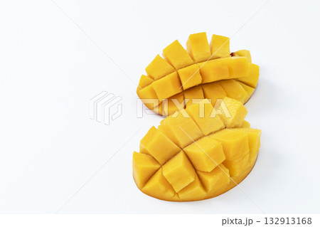 白バックの宮崎県産マンゴー 白バックの宮崎県産マンゴー 132913168