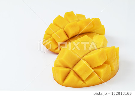 白バックの宮崎県産マンゴー 白バックの宮崎県産マンゴー 132913169