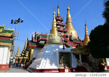 ミャンマー、ヤンゴン、シュエダゴン・パゴダ、ミャンマー最大の聖地、仏塔 ミャンマー、ヤンゴン、シュエダゴン・パゴダ、ミャンマー最大の聖地、仏塔 132913204