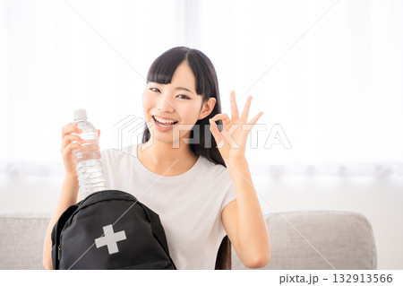 防災リュックを持つ若い女性 132913566