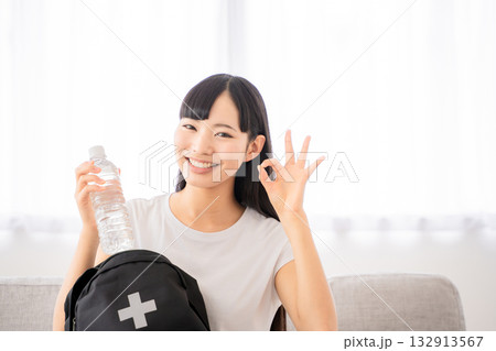 防災リュックを持つ若い女性 防災リュックを持つ若い女性 132913567