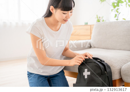 防災用品を確認する若い女性 132913617