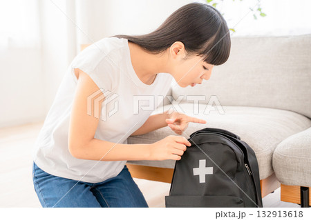 防災用品を確認する若い女性 132913618