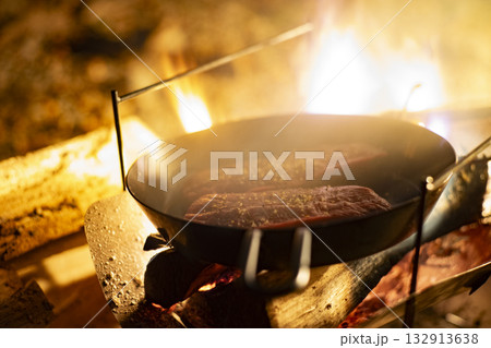 キャンプでステーキを焼く キャンプでステーキを焼く 132913638
