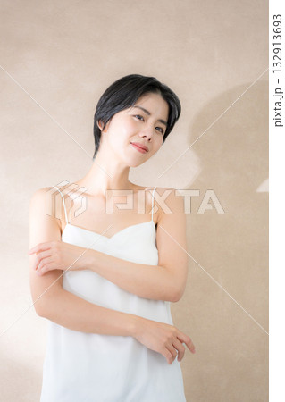 柔らかいピンクベージュの美容やエステなどのビューティーイメージカメラ目線 ボディケアやスキンケア 柔らかいピンクベージュの美容やエステなどのビューティーイメージカメラ目線 ボディケアやスキンケア 132913693