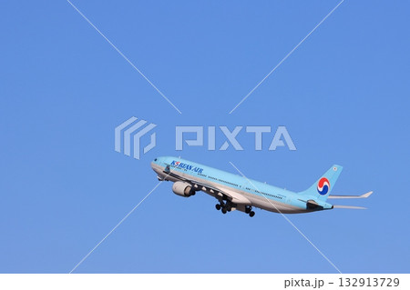 離陸する大韓航空機 上昇していく旅客機 離陸する大韓航空機 上昇していく旅客機 132913729
