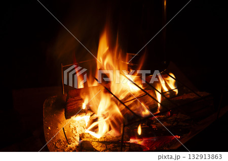 夜の焚き火 132913863