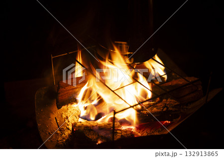 夜の焚き火 132913865