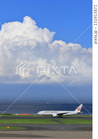 夏空に離陸、上昇する旅客機 夏空に離陸、上昇する旅客機 132913871
