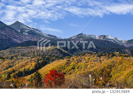 初冠雪の乗鞍岳と紅葉風景 初冠雪の乗鞍岳と紅葉風景 132913884