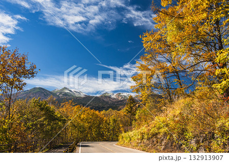 国道158号線からの紅葉と乗鞍岳 132913907