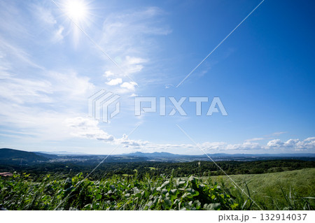 大地一面に広がる青空 132914037