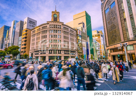 日本の東京都市景観 インバウンド続く…東京・銀座。セイコーハウス銀座などを望む＝11月4日 132914067