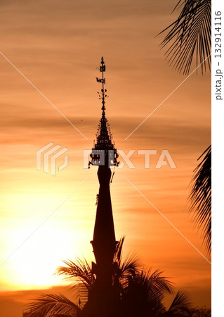 ミャンマー、ヤンゴン、シュエダゴン・パゴダ、夕焼け、仏塔シルエット、ミャンマー最大の聖地、仏塔 ミャンマー、ヤンゴン、シュエダゴン・パゴダ、夕焼け、仏塔シルエット、ミャンマー最大の聖地、仏塔 132914116