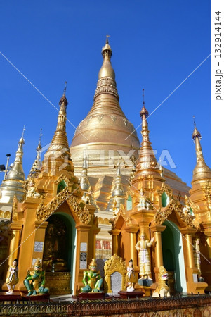 ミャンマー、ヤンゴン、シュエダゴン・パゴダ、ミャンマー最大の聖地、仏塔 ミャンマー、ヤンゴン、シュエダゴン・パゴダ、ミャンマー最大の聖地、仏塔 132914144