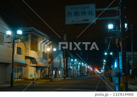 夜の灯りに包まれた竹駒神社参道通り 132914466