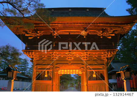 夕暮れに輝く竹駒神社楼門の荘厳な佇まい 132914467