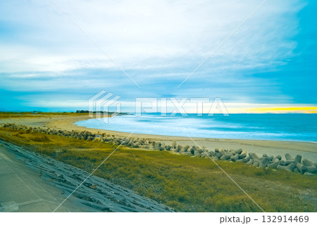 鳥の海荒浜の静かな海岸線と広がる空 鳥の海荒浜の静かな海岸線と広がる空 132914469