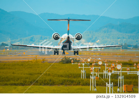 仙台空港から降り立つIBEXエアラインズ機　滑走路の瞬間 132914509