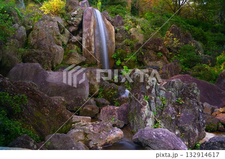 金蛇水神社の滝　静寂に流れる神聖な清流 132914617
