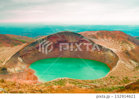 蔵王の御釜　火山が創り出す神秘のエメラルド湖 132914621