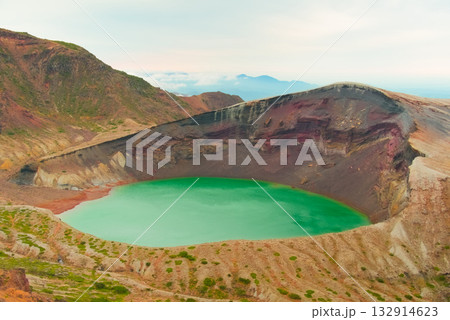 蔵王の御釜　神秘の碧が映える火口湖の絶景 132914623