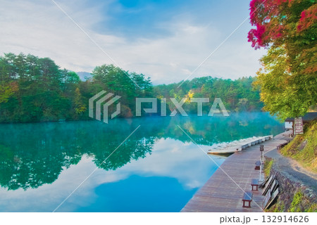 五色沼・毘沙門沼 朝霧に映る彩りの水鏡 五色沼・毘沙門沼 朝霧に映る彩りの水鏡 132914626
