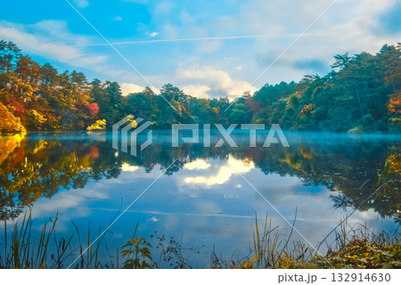 紅葉映える五色沼・柳沼の静寂な秋の朝 紅葉映える五色沼・柳沼の静寂な秋の朝 132914630