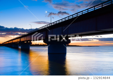 朝焼けに染まる亘理大橋と穏やかな阿武隈川 132914644