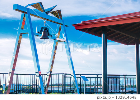 亘理町荒浜の避難丘に佇む鎮魂と平和の鐘 132914648