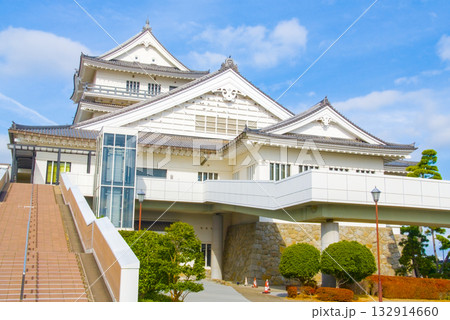 亘理町の文化拠点　悠里館と青空の調和する風景 132914660