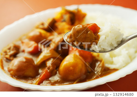 ゴロゴロ野菜たっぷりのカレーライス 132914680
