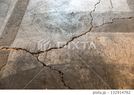 ひび割れた倉庫の床 132914762