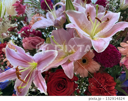ユリメインのピンク系の花束 ユリメインのピンク系の花束 132914824