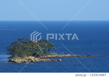 秋空の九殿浜園地から富山湾に浮かぶ虻ガ島を臨む 132914867