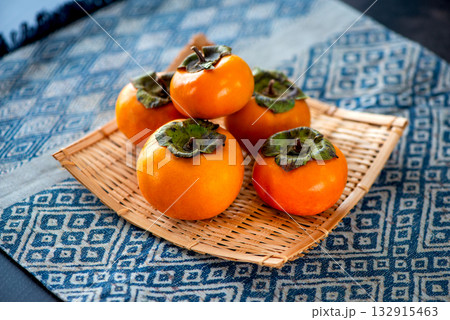 秋の味覚　柿 132915463