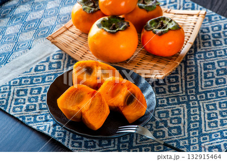 秋の味覚　柿 132915464