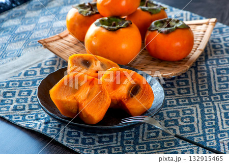 秋の味覚　柿 132915465