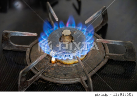 強火の炎と汚れたガスコンロ 強火の炎と汚れたガスコンロ 132915505