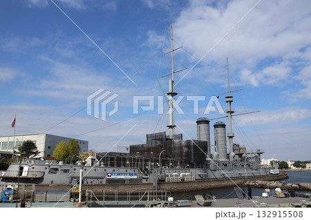 三笠公園に隣接する猿島渡船乗船場・三笠桟橋と記念艦三笠 132915508