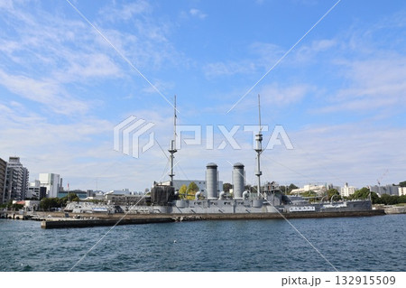 三笠公園に隣接する猿島渡船乗船場・三笠桟橋と記念艦三笠 三笠公園に隣接する猿島渡船乗船場・三笠桟橋と記念艦三笠 132915509