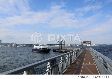 横須賀沖に浮かぶ旧日本軍の要塞・猿島を出発するフェリー 132915513