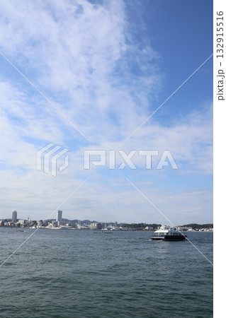 横須賀沖に浮かぶ旧日本軍の要塞・猿島を出発するフェリー 横須賀沖に浮かぶ旧日本軍の要塞・猿島を出発するフェリー 132915516