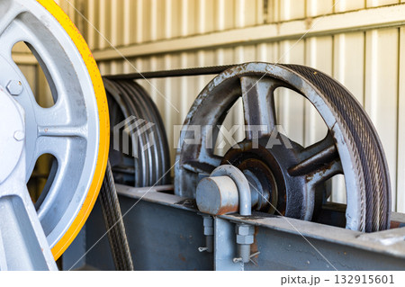 倉庫　貨物用エレベーター　巻上機の点検 132915601