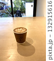 庭園ビューとカフェラテ 132915616