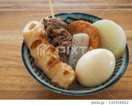 皿に盛ったおでん 132916022