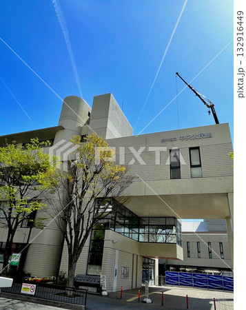 豊中市立中央公民館　上空3本のコントレール 132916449