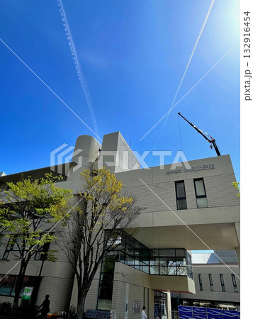 豊中市立中央公民館　上空2本のコントレール 132916454