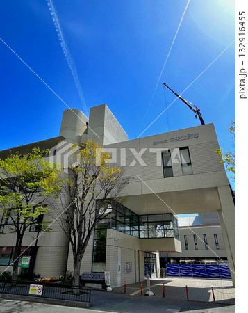 豊中市立中央公民館 上空2本のコントレール 豊中市立中央公民館 上空2本のコントレール 132916455